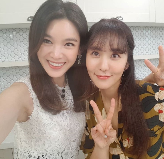 The affectionate selfie of Jeong Ga-eun Park Ji-yoon has been unveiled.On June 4, the broadcaster Jeong Ga-eun posted a picture on his instagram with an article entitled I should learn a lot from watching ~ King of progress ~ # Childcare Mam # Right Food Co-parenting.The photo shows a new child care program Jeong Ga-eun Park Ji-yoon who met for the filming of right food co-parenting.The affectionate appearance of the two Working Mom catches the eye.kim myeong-mi