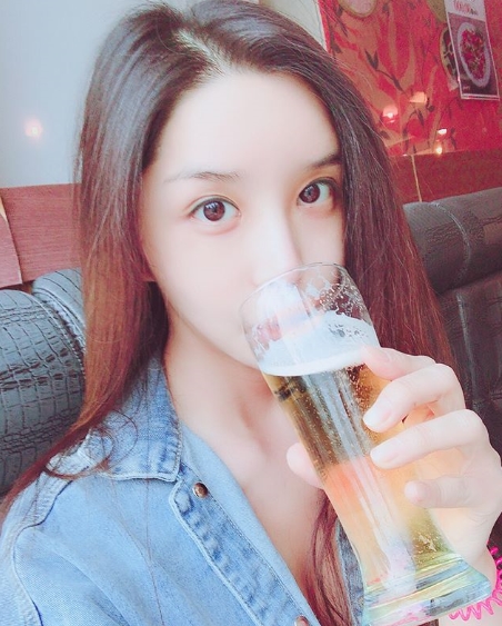 Harisu flaunted selfish Beautiful looksBroadcaster Harisu posted a picture on his instagram on June 4 with an article entitled A cup of dried veins.The photo shows Harisu drinking draft beer at the Great Restaurant, with Harisus large eyes and perfect V-line jaw line catching the eye.kim myeong-mi