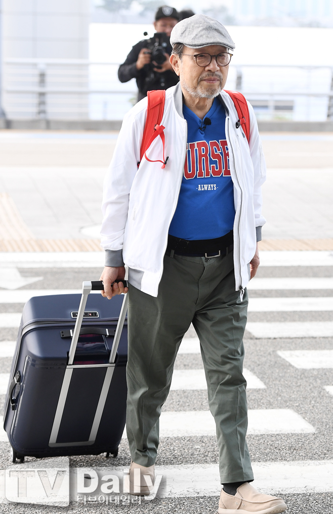 Superman Returns Lee Soon-jae, Shin Gu, Park Geun-hyung, Baek Il-seob, Kim Yong-gun and Lee Seo-jin left for Germany through Incheon International Airport on the morning of the 4th.The first year members Lee Soon-jae, Shin Gu, Park Geun-hyung, Baek Il-seob, Lee Seo-jin and new member Kim Yong-gun, who had traveled to the title of On the other hand, Hana Bae more than flowers will be broadcasted at 9:50 pm on the 29th following small house in the forest.Superman Returns departs over flowers