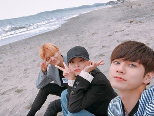 Photos of Heize and Wanna One Unit The Hill (Ong Seong-wu, Lee Dae-hwi) have been released.Heize said: At 6pm this evening, the #Sandwatch of Wanna One Unit #TheHill, which I have participated in as a producer and feature, is released.Please listen to the beautiful voice of the voice actor and the voice who have been singing with all the heart and heart. # Heondae # Samnammae and posted the picture with the article.In the photo, Ong Seong-wu, Heize, and Lee Dae-hwi are posing for each other while staring at the camera.Especially, the appearance of the youth of three people stands out in the background of Sea.The Sandglass produced by Heize is an acoustic ballad song that combines emotional melody piano, synth and other melody and shows the charm of each vocal.It is a song that promises to meet again.