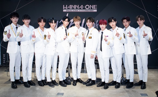 Boy group Wanna One is on the bench to test their Meru: World Tour, unit project and many other homeworks await.On the afternoon of the 3rd, Wanna Ones first world tour concert Wanna One World Tour ONE: THE WORLD was held at Gocheok Sky Dome in Seoul.Wanna One opened with hits such as Wood, NEVER, ENERGETIC, BOOMERANG, Show and BEAUTIFUL.Among them, Hwang Min-hyun captivated his gaze by showing his abs and back muscles, which he had been doing for about three months with diet control and exercise.About 20,000 fans who filled the gocheok dome were enthusiastic; the atmosphere of the concert was hot with the exposure of Hwang Min-hyun.Wanna One has mobilized 60,000 fans through a concert for a total of three days - all-out sales, of course.Last year, Wanna One Premier Shocon and Premier Fancon followed the unwavering performance sold out to One the World In Seoul, which made Wanna Ones popularity of syndrome class hit the South Korean music industry.Kang Daniel said: Its the last day of the show on Thursday, Ill burn it white today. The original concert is the best of makon.I will not let this moment be forgotten after 30 years. I am ready to make the happiest day in my life, and I am making it because I am not so happy for three consecutive days, said Ong Sung-woo.Ha Sung-woon also added, I will burn as it is the last day.The special album 1=1 (UNDIVIDED) stage, which has not yet been released on the air, also attracted attention, and it also opened the new song Give me as well as the unit stages, which made the eyes and ears entertaining.After finishing all the stages, Kang Daniel said: I felt Meru on my last album and I was disappointed in myself.But I thought I could work harder and show the Wannable people a good look rather than blame me. I am happy that this album seems to be good in such a situation.Ill go to the world tour well, Confessions said.Lee cried: I think Ill miss this moment in 10 years, and I dont know what Im doing then, but I think Im missing you.I was afraid that your mind about us would change. It was good when we were together, but it would hurt if we changed.I hope that 10 years later and 20 years later, my heart will not change. Kim Jae-hwan said, When I was a child, I just liked the song and I did a celebration and guide alba, but I could not imagine singing in front of 20,000 fans.We are so grateful for Wannable. We will work harder so that you will not leave us, and we will be the best team. In the future, Wanna One runs anew: New song activity and World Tour are waiting for them.Meanwhile, One the World is the long-awaited first World Tour concert in which Wanna One, who is enjoying the most popularity in South Korea, goes to the completion of Golden Age with former World.A total of 20 times will be held in 14 World cities including San Jose, Dallas, Chicago, Atlanta, Singapore, Jakarta, Kuala Lumpur, Hong Kong, Bangkok, Melbourne, Taipei and Manila for three months.Photo: Swing Entertainment