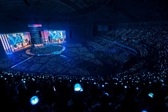 Boy group Wanna One is on the bench to test their Meru: World Tour, unit project and many other homeworks await.On the afternoon of the 3rd, Wanna Ones first world tour concert Wanna One World Tour ONE: THE WORLD was held at Gocheok Sky Dome in Seoul.Wanna One opened with hits such as Wood, NEVER, ENERGETIC, BOOMERANG, Show and BEAUTIFUL.Among them, Hwang Min-hyun captivated his gaze by showing his abs and back muscles, which he had been doing for about three months with diet control and exercise.About 20,000 fans who filled the gocheok dome were enthusiastic; the atmosphere of the concert was hot with the exposure of Hwang Min-hyun.Wanna One has mobilized 60,000 fans through a concert for a total of three days - all-out sales, of course.Last year, Wanna One Premier Shocon and Premier Fancon followed the unwavering performance sold out to One the World In Seoul, which made Wanna Ones popularity of syndrome class hit the South Korean music industry.Kang Daniel said: Its the last day of the show on Thursday, Ill burn it white today. The original concert is the best of makon.I will not let this moment be forgotten after 30 years. I am ready to make the happiest day in my life, and I am making it because I am not so happy for three consecutive days, said Ong Sung-woo.Ha Sung-woon also added, I will burn as it is the last day.The special album 1=1 (UNDIVIDED) stage, which has not yet been released on the air, also attracted attention, and it also opened the new song Give me as well as the unit stages, which made the eyes and ears entertaining.After finishing all the stages, Kang Daniel said: I felt Meru on my last album and I was disappointed in myself.But I thought I could work harder and show the Wannable people a good look rather than blame me. I am happy that this album seems to be good in such a situation.Ill go to the world tour well, Confessions said.Lee cried: I think Ill miss this moment in 10 years, and I dont know what Im doing then, but I think Im missing you.I was afraid that your mind about us would change. It was good when we were together, but it would hurt if we changed.I hope that 10 years later and 20 years later, my heart will not change. Kim Jae-hwan said, When I was a child, I just liked the song and I did a celebration and guide alba, but I could not imagine singing in front of 20,000 fans.We are so grateful for Wannable. We will work harder so that you will not leave us, and we will be the best team. In the future, Wanna One runs anew: New song activity and World Tour are waiting for them.Meanwhile, One the World is the long-awaited first World Tour concert in which Wanna One, who is enjoying the most popularity in South Korea, goes to the completion of Golden Age with former World.A total of 20 times will be held in 14 World cities including San Jose, Dallas, Chicago, Atlanta, Singapore, Jakarta, Kuala Lumpur, Hong Kong, Bangkok, Melbourne, Taipei and Manila for three months.Photo: Swing Entertainment