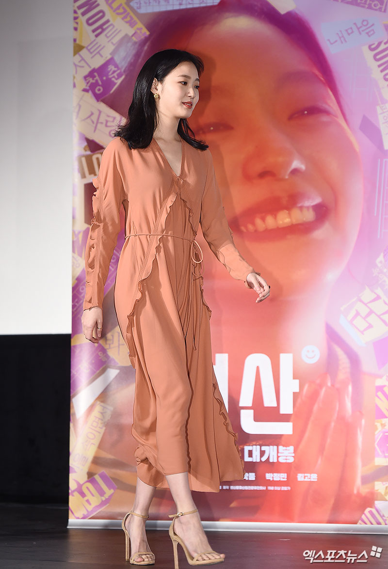 Actor Kim Go-eun, who attended the film Sunset in My Hometown production briefing session held at Megabox Dongdaemun branch in Jung-gu, Seoul on the morning of the 4th, is entering.