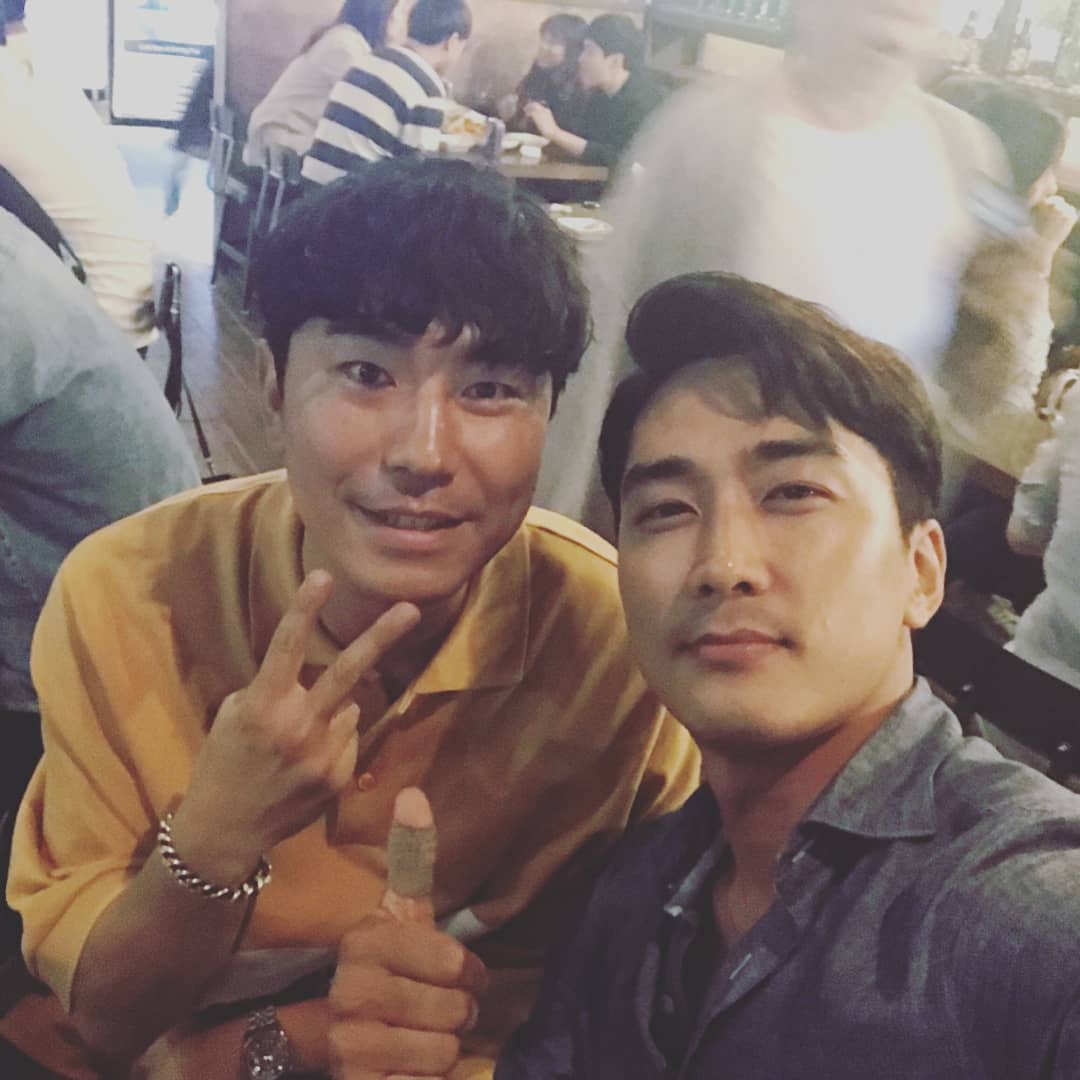 Actor Lee Si-eon has released a two-shot with Song Seung-heon.On the 4th, Lee Si-eon posted a picture on his instagram with the phrase The Player. This summer! Heat imaging!Lee Si-eon in the open photo sits next to Song Seung-heon and poses and sits affectionately.The two confirmed their appearance on the new Saturday drama The Player.Known as the follow-up drama of Voice 2, The Player is a drama depicting the exciting revenge of players with outstanding talents in each field such as genius fraudster, best hacker of jata, natural driver, and natural fighter. Song Seung-heon, Lee Si-eon and others appear.Photo = Lee Si-eon Instagram