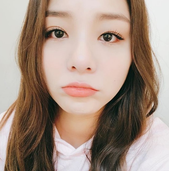 Singer Ailee has unveiled her latest selfie.Ailee posted a picture on his instagram on the 4th with an article entitled Wow double eyelid mate is not really gone.Ailee in the open photo is looking at her because she is making a look that she does not like her double eyelid.In addition, # plasticist # Boom, big and small, but the life and death of each person added Hashtag that my double eyelids are hidden by the power.Ailee is currently appearing on Mnet The Call.Photo: Ailee Instagram