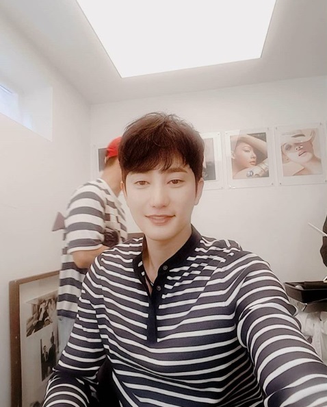 Actor Park Si-hoo expressed his first impression of Lovely Horrible.Park Si-hoo released a picture on his instagram on the 4th with an article entitled First Shooting.Park Si-hoo in the public photo is staring at the camera with a smile. The fans responded such as Mimodo Lovely Lovely, Becomes Expected and It is Cool.Park Si-hoo will appear on KBS 2TV new drama Lovely Horrible which will be broadcast in August.Photo: Park Si-hoo SNS