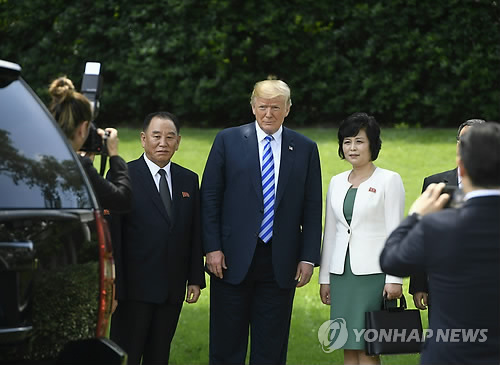 트럼프, 6·12 싱가포르 북미정상회담 확인…"김정은 만나겠다" (워싱턴DC AFP=연합뉴스) 미국의 도널드 트럼프(가운데) 대통령이 1일 오후(현지시간) 백악관을 방문한 김영철(왼쪽) 북한 노동당 대남담당 부위원장 겸 통일전선부장과 면담을 마친 뒤 기념촬영하고 있다.       이날 오후 1시 12분께 백악관에 도착한 김영철은 80분 가량 트럼프 대통령을 면담하고 김정은 국무위원장의 친서를 전달했다. 트럼프 대통령은 면담 후 기자들에게 "12일 김정은 위원장과 만나겠다"고 말했다.      bulls@yna.co.kr