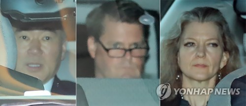 호텔서 나서는 북미회담 미국 협상대표단 [연합뉴스 자료사진]
