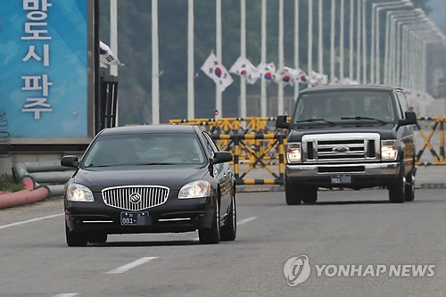 판문점에서 돌아오는 미국 협상단 (파주=연합뉴스) 임병식 기자 = 성 김 필리핀 주재 미국대사 이끄는 미국 협상단이 탄 차량이 4일 판문점 회담을 마치고 경기도 파주시 통일대교에서 임진강을 건너고 있다.     andphotodo@yna.co.kr