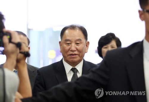 북한 김영철, 베이징 경유해 평양행 (베이징=연합뉴스) 김진방 특파원 = 미국 방문을 마친 김영철 북한 노동당 부위원장 겸 통일전선부장이 4일 베이징(北京)을 거쳐 귀국길에 올랐다.      김정은 북한 국무위원장의 '복심'인 김 부위원장은 이날 정오께(현지시간) 출발한 평양행 고려항공에 최강일 외무성 북아메리카국 국장대행 등 일행과 함께 탑승했다.     chinakim@yna.co.kr