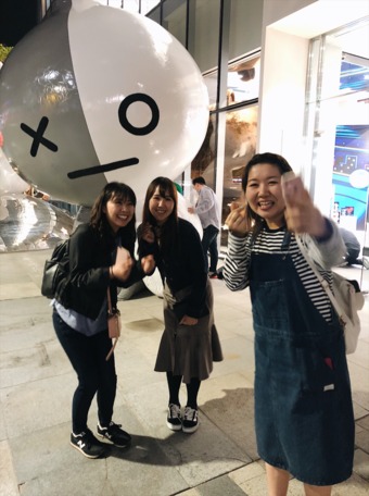 BTS 캐릭터 공식 제품을 판매하는 BT21 건물 앞에서 인증 사진을 찍고 있는 일본 한류 팬들의 모습© News1