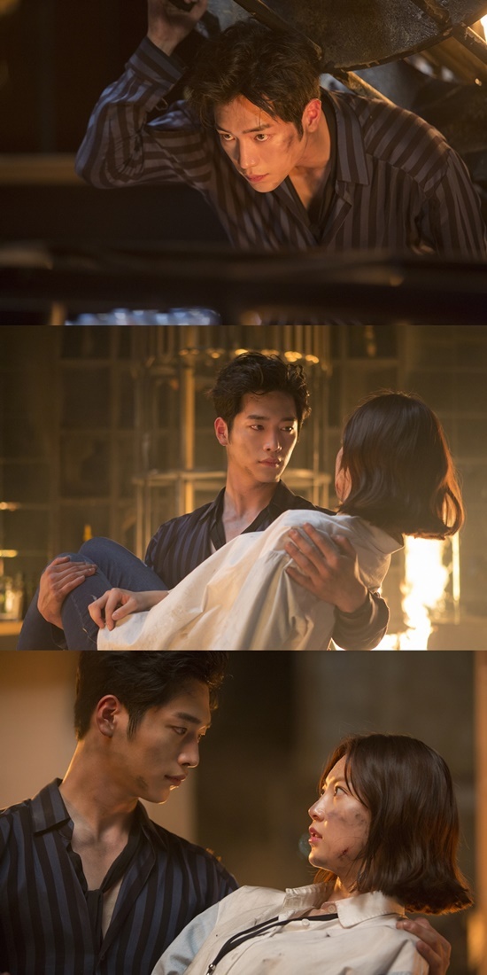 Seoul = = You are human too Seo Kang-joon and Gong Seung-yeon are caught in flames and hit Danger.On the 5th, KBS 2TVs new monthly drama You Are Human (playplay by Cho Jeong-ju, director Cha Young-hoon) unveiled the still cuts of Seo Kang-joon and Gong Seung-yeon surrounded by hot flames.Seo Kang-joon, who jumped into the flames to save the Gong Seung-yeon. The enormous Danger is an important inflection point in their relationship.Jang So-bong (Gong Seung-yeon), who was guarding the uninhabited chaebol, the third-year-old Nam Shin (Seo Kang-joon), in You Are Human broadcast on the last 4 days.Sobong, who has money priority over job ethics, takes a picture of Paparazzi of Namshin and leaves an intense first impression on each other.He is mistaken for Sobong as a man, because he is a man III.However, Nam Shin was involved in an accident at Czech Republic and Nam Shin III came to his place.Sobong may seem like a man, but her meeting with Nam Shin III, who impersonates him, is expected.Just as he disturbed Choi Sang-guk (Choi Byung-mo) to save Nam-shin in Czech Republic, Nam-shin III appeared at the fire scene to save people.Can he escape from Danger safely by holding a bob on a pile of steel?An official said, The open fire scene will serve as an important inflection point in the relationship between Namshin III and Sobong.I want you to watch the change of the relationship between Nam Shin III and Sobong, who has not even expected his identity, who has been impersonating Nam Shin in the request of his mother Aurora.We will increase the immersion power with a large scale. He added, raising expectations for the broadcast on the 5th.On the other hand, You are also human will be broadcast three or four times on the 5th.