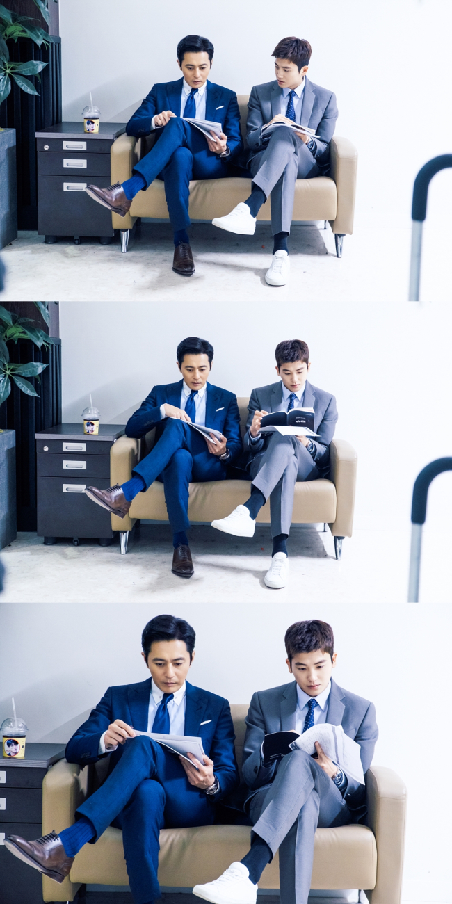 Suits Jang Dong-gun is stable, Park Hyung-sik grows In the KBS 2TV drama Suits, Jang Dong-guns performance is stable. Even if the lines are long, the pronunciation is better heard.So maybe Jang Dong-guns ambassador feels chewy.The Miniforce seat lawyer, played by Jang Dong-gun, is cool: suits look good; Western clothes (suits) are so cool that they fit better than Westerners.Park Hyung-sik grows up, and while Ko Yeon-woo is likely to be a hard-pressed lawyer because of her ability to empathize, there are times when emotions are more important than reason in cases.So Jang Dong-gun is a garage, Park Hyung-sik is warm. This strength of Park Hyung-sik (?), which is understood by Jang Dong-gun and pretended to be on the outside, but secretly pushes him. This is the charm of the chemie of these two mens relationships.This drama is a romance story of two men who look like a resemblance.To this end, two wonderful actors, Jang Dong-gun (played by Miniforce Seok) and Park Hyung-sik (played by Ko Yeon-woo) united.Not the general public, their own special bromance is gaining acclaim.As a bromance drama, Suits is the main point of view, such as changes in the relationship between two men in the play, their influence on each other, and the changes in two men.The cold man, Miniforce, who only thinks about winning, has come face to face with his mistake because of his high-techness.Ko Yeon-woo is also growing up toward a dream lawyer who has not even got a chance thanks to the Miniforce seat.Miniforce stones and Ko Yeon-woo, who change each other and resemble each other little by little in the play, are gradually resembling each other when they are outside the camera, Jang Dong-gun and Park Hyung-sik.Thanks to this chemistry and breathing, the best combination of Suits was born.Meanwhile, on June 5, the production team of Suits unveiled Decalcomani Chemie of two men, Jang Dong-gun and Park Hyung-sik, at the shooting site, and is drawing attention.The two people in the photo are sitting side by side on a two-person sofa while the production team is preparing for a shot for a while.The eyes of the script and the two men who resemble the sitting posture cause a warm smile.In this regard, the production team of Suits is the two main characters who lead the drama Suits in the center.There is a lot of quantity and a lot to prepare, but the two actors always take a bright smile.Especially in the scene where the supreme union is together, we are completing more perfect breathing through consideration for each other and constant dialogue.The more the show continues, the more the breathing of the two actors who fall into fits seems to make Suits more fun as a romance drama.Jang Dong-gun Park Hyung-sik of Suits, which shows the previous-class romance.It is nice to be each other, but when you are together, there are two more wonderful and special actors, so viewers are waiting for 10 oclock every Wednesday and Thursday night.Meanwhile, the 13th episode of Suits, which is swirling due to the appearance of Ham Dae-pyo (Kim Young-ho), will be broadcast tomorrow (6th).