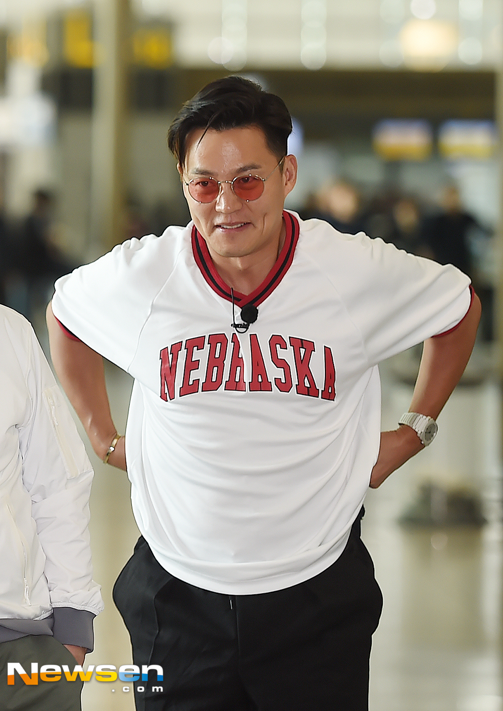 Actors Lee Soon-jae, Shingu, Baek Il-seob, Park Geun-hyung, Kim Yong-gun and Lee Seo-jin left for Germany via Helsinki via Incheon International Airport on June 4th, a schedule of filming of the Haebae Returns (Gase) over Flowers on tvN.Actors Lee Seo-jin and Kim Yong-gun are heading for the departure gate after the pose.useful stock