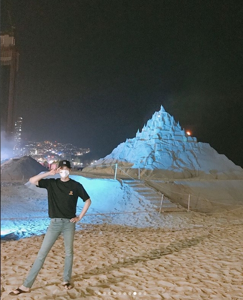 Actor Lee Jong-suk has released a photo of his busan Tidal Wave trip.Lee Jong-suk posted a picture on his instagram on June 5 with an article entitled Oh, take a good shot.Inside the photo was a picture of Lee Jong-suk having a good time at Tidal Wave, who is in comfortable outfits in a black T-shirt and jeans.Lee Jong-suk has stylishly digested his comfortable attire with a perfect model percentage; even in the shaky photos, the glowing Lee Jong-suk look stands out.Fans who responded to the photos responded such as leg road is stolen, run to Busan and trip fun.delay stock