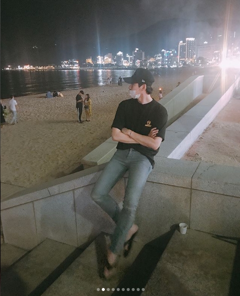Actor Lee Jong-suk has released a photo of his busan Tidal Wave trip.Lee Jong-suk posted a picture on his instagram on June 5 with an article entitled Oh, take a good shot.Inside the photo was a picture of Lee Jong-suk having a good time at Tidal Wave, who is in comfortable outfits in a black T-shirt and jeans.Lee Jong-suk has stylishly digested his comfortable attire with a perfect model percentage; even in the shaky photos, the glowing Lee Jong-suk look stands out.Fans who responded to the photos responded such as leg road is stolen, run to Busan and trip fun.delay stock