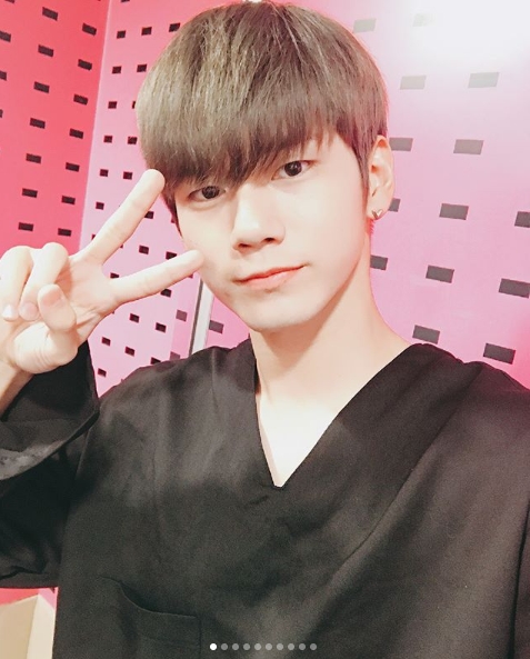 The Selfies of members of Wanna One unit group The Hill (Ong Sung-woo, Lee Dae-hwi), Nambawan (Park JihoonBae Jin Young, and Ry Kwan-rin) were released.SBS Power FM Choi Hwa-jungs Power Time official Instagram posted a self-portrait of the members on June 5, along with the article Warner One comeback first room. Did you form your first unit after debut?In the photo, Wanna One members were shown. Ong Sung-woo boasted a distinctive feature that matched the nickname of David OngBae Jin Youngs immaculate skin and slender jaw line are visible in the photo.Lee Dae-hwi added a cute charm with a cute V-pose, and Park Jihoons big eyes make his neat charm even more prominent. Li Kwan-rin is taking pictures with his hat.delay stock