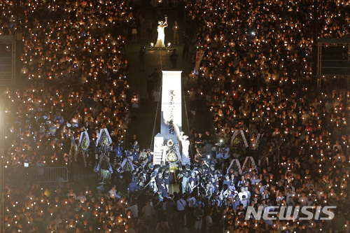 【홍콩=AP/뉴시스】4일 저녁 홍콩 빅토리아 공원에서 1989년 톈안먼 민주화 시위 29주년을 맞아 촛불 추모집회가 열리고 있다. 주최측인 '홍콩시민지원애국민주운동연합회'(지련회)는 11만5000여명이 집회에 참석했다고 밝혔다. 2018.06.05