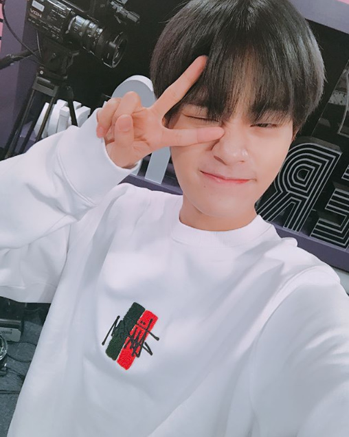 Celebratory photo by group Wanna One on SBS Power FM Choi Hwa-jungs Power Timeleft behind.SBS Radio posted Wanna Ones Selfie on the official SNS on the afternoon of the 5th, which finished its comeback.In Selfie, Ong Sung Woo, Lee Dae-hui, Park Ji-hoon, Bae Jin Young, and Rygwan Lin showed a warm side.Wanna One released her special album 1x=1 (UNDIVIDED) on the 4th.The full title song Hold on, and the unit songs of the four teams with Zico Hayes Nell Dynamic Duo.SBS Radio Official SNS