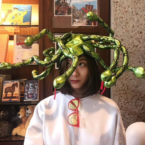 Actor and singer Krystal Jung has revealed the wrong figure.Krystal Jung posted a photo on his social media on Saturday afternoon, with Krystal Jung in the photo wearing a hat with a snake attached.Krystal Jungs charm, which digests any fashion, shines.Krystal Jung reviews with Song Seung-heon after receiving offer to appear in Drama PanKrystal Jung SNS