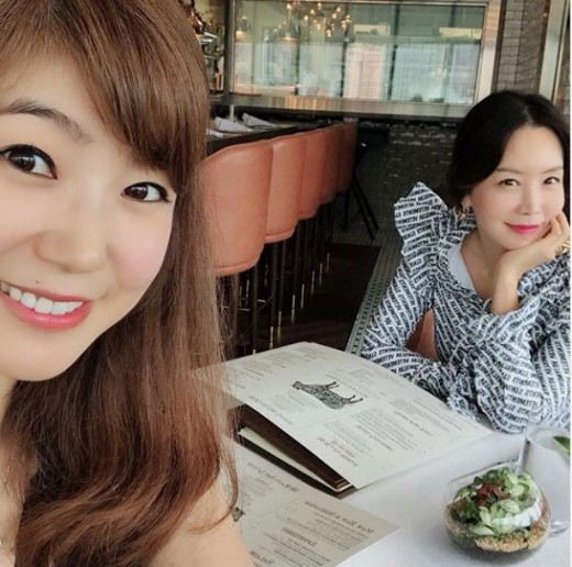 Hong Kong actor Kim Jung-Eun and Kang Soo-jung former Announcer met.Kang Soo-jung wrote on Instagram on the 5th, Beautiful Chung-eun and lunch. The meeting between the two Hong Kongs.# A lovely woman from head to toe # Kim Jung-Eun senior and posted a picture.Hong Kong family members Kang Soo-jung and Kim Jung-Eun seem to have met and had lunch together.The two are wearing pink-toned makeup, which makes their beauty look outstanding and elegant.Kang Soo-jung married her husband, who worked at Hong Kong Financial Company in 2008, and has a son.Kim Jung-Eun married a businesswoman of the same age in 2016.