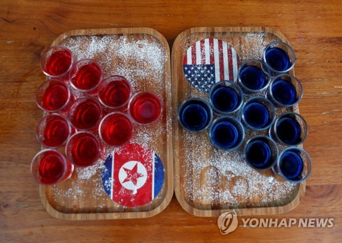 싱가포르 현지의 한 칵테일바가 선보인 6·12 북미정상회담 기념주. [로이터=연합뉴스]