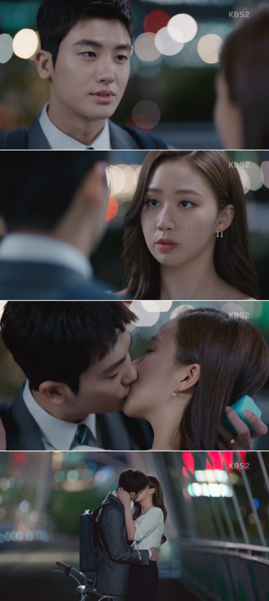 In KBS2 Suits, Park Hyung-sik kissed Ko Sung-hee with his own heart Confessions.In the Suits broadcast on the 6th, Park Hyung-sik took Ji-na Kim (Ko Sung-hee) to his Grandmas Boy.Grandmas Boy said, Is this young lady a good person? I am glad to push and pull each other and get along well.Ji-na Kim made the mood cheerful by eating sweet and sour pork given by Grandmas Boy.On the way home, Ji-na Kim asked Ko Yeon-woo if she really liked the company.Ji-na Kim said, I am very sad because I lied because I asked if there was a woman to fit in the grandmas boy.Do you need to say that?Ko Yeon-woo pulled out the ring and was inserted into Ji-na Kim, saying, It is a lie that I said it was a lie.When Ji-na Kim panicked, saying, This is not ... he said, This is not yet, but I care about Ji-na Kim and I want to know more.Not always, but suddenly.As Ko Yeon-woo was about to continue his Confessions, Ji-na Kim kissed him first. What do you think?I have to pull and push and listen to the adult words. The two laughed and kissed again.