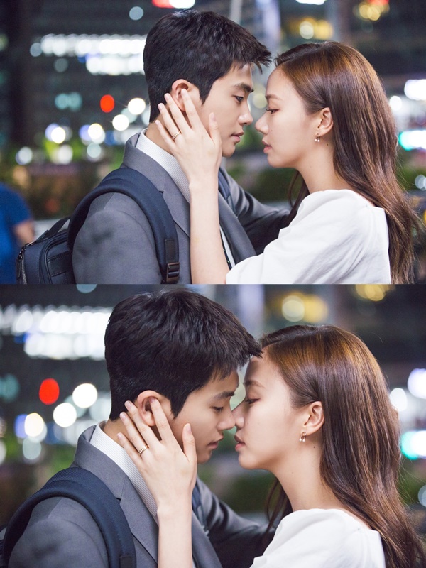 One second of the kiss of Suits Park Hyung-sik Ko Sung-hee was captured.KBS 2TV drama Suits (playplayplayed by Kim Jung-min/directed by Kim Jin-woo/produced by Monster Union, Enter Media Pictures) has a cute man and woman who just started to love.Two people who came close to each other sharing their secrets, starting with their first meeting that was unusual. Ko Yeon-woo (Park Hyung-sik) and Ji-na Kim (Ko Sung-hee).The stories of the poor and futile people are giving a different pink excitement to the bromance drama Suits.When Ko Yeon-woo and Ji-na Kim, called the rabbit couple, appear together, a smile spreads around the mouth.Especially, the first kiss scene of the rabbit couple in the last 11 times was not expected by anyone, so once again, the two people were beautiful and lovely, and once again they were heartwarming.Another scene was captured, which was so dizzy that the hearts of viewers stopped.On June 6, the production team of Suits released a surprise one-second kiss between Ko Yeon-woo and Ji-na Kim.In the photo, Ji-na Kim faces on the evening road where the darkness falls as if it is on the way home.The two people who are close to each other, the eyes of the two people who look at each other carefully and affectionately, are so excited that the distance between the two people getting closer and closer makes the heart of the viewer pound.It is the perfect chemistry of two actors Park Hyung-sik and Ko Sung-hee that once again admires.Just looking at it, just getting closer to the distance, the harmony of the two people is perfect and gives a thrill.The two actors chemistry, which makes them so trembling even with one eye, is already expected to be unfolded in the video.Photos: Monster Union, Entermedia Pictures