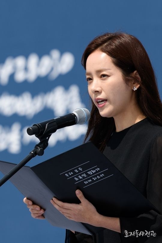On the 6th, Blue House posted several photos of the 63rd anniversary Memorial Day memorial ceremony held at the National Daejeon Civic Center on its homepage.Among the photos is a photo of Han Ji-min reading a memorial tribute, which draws Eye-catching.Blue House Twitter also showed a photo of Han Ji-min standing in front of the microphone.At the memorial ceremony, Han Ji-min read the memorial service of Sister Lee Hae-in, Let us all be green peace.I memorized all the poems and calmly conveyed the poems and became a hot topic.The ceremony was attended by actors Kang Ha-neul, Lim Si-wan, Juwon, and Ji Chang-wook, who were in military service, and attracted Eye-catching by proposing the first national anthem on stage.Singer Choi Baek-ho also took the stage.