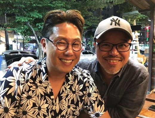 Singer and composer Yoon Jong Shin has been in the mood for a long time.On May 5, Yoon Jong Shin posted a two-shot on his instagram with the phrase Tae Ho and #Yoon Tai-ho writer # Makeoli cup in a long time.Yoon Jong Shin is appearing on MBC Radio Star.Yoon Jong Shin is also in charge of the JTBC film entertainment One Column of the Room with Yoo Si-min and Jang Sung-gyu.