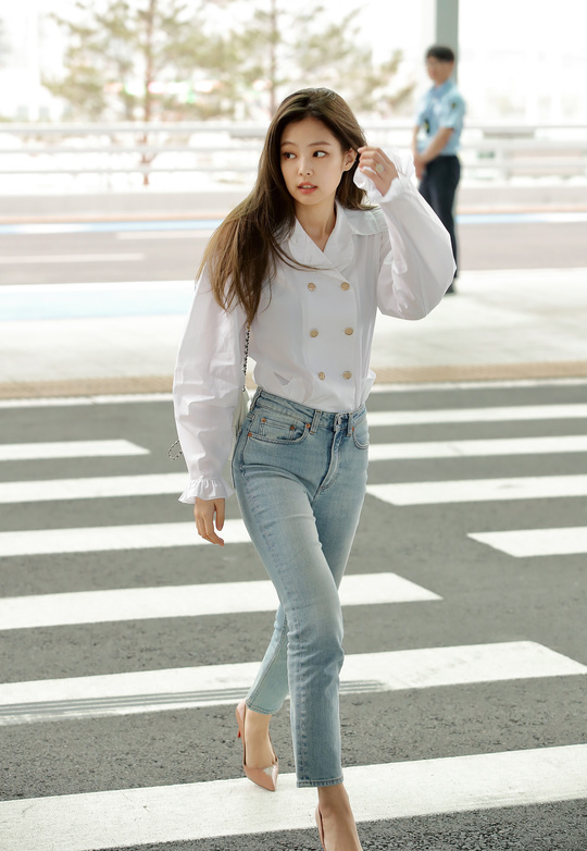 The adorableness of group Black Pink member Jenny Kim shone even more in the morning.Jenny Kim left for France via the Incheon International Airport on the morning of June 6.Jenny Kim, who was officially invited by Chanel, will arrive locally and attend a global event to launch Chanel perfume.Black Pink plans to release its first mini album Square Up on the 15th and go on official activities.hwang hye-jin