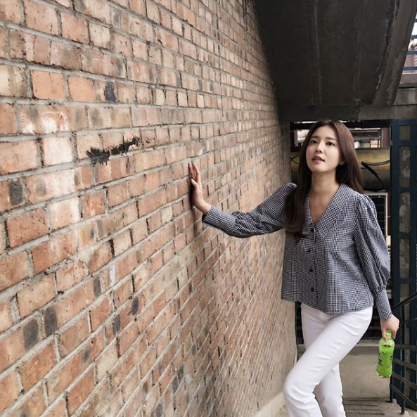 Actor Si-a Jing has revealed his daily life like a pictorial one.Si-a Jin posted a picture of herself on his personal Instagram account on June 6.Si-a Jeong, who is in the picture, showed a slim figure and created a pictorial atmosphere. Even college students attract attention with their appearance while they are reliable.Park Su-in