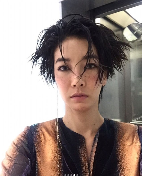 Jin Seo-yeon has unveiled Selfie, who seems to have just popped out of the movie.Actor Jin Seo-yeon, who starred in the film Believer (director Lee Hae-young), released several selfies he had taken during filming on June 6 through his Instagram.Jin Seo-yeon played the role of Boryeong, a partner of the drug giant Steady (the late Kim Joo-hyuk).His face is stained, freckled, and he is making a humorous look.The fans are cheering with the comments Acting the Best Supporting Actress, Believer is the real protagonist I was against Acting.pear hyo-ju