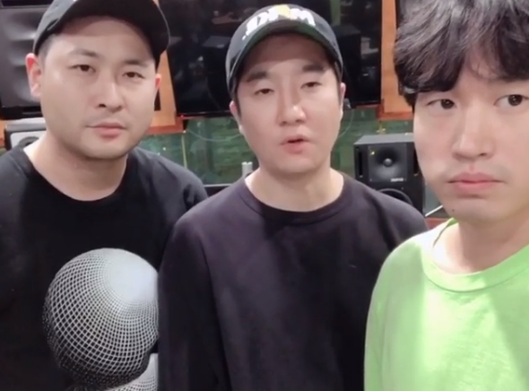 Group Epik High (Tablo, Tucut and Mithrazin) joined the 2018 Ice Bucket Challenge Lindsey Vonn.Epik High Tablo posted a video of his participation in the Ice Bucket Challenge on his personal Instagram account on June 5.Epik High, who was named by icon Mamdouh Elsbiay, said, We are building a nursing hospital for the first time in Korea to suffer from Lou Gehrigs disease.We also join with the establishment of a hospital and cheering for the people. Park Su-in