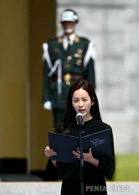 Han Ji-min to recite the memorial tribute.The 63rd Memorial Day, 6th (Wednesday), Memorial Day Memorial Event was held at the Daejeon National Cemetery Memorial Plaza.Under the slogan 428030, I remember you in the name of the Republic of Korea, only life such as national meritorious people, bereaved families, and citizens attended the memorial service for the cemetery, memorial event, and the firefighting officer.It is only 19 years since the Kim Dae Jung regime in 1999 that the Memorial Day memorial ceremony is held at the Daejeon National Cemetery.DAEJEON, SOUTH KOREA, JUN 6: South Korean actress HAN Ji-min Attends the 63rd Memorial Day in the Daejeon National Cemetery in Daejeon, South Korea on June 6, 2018.Photo by Seokyong Lee/Penta PressA novel view of the world -Correction, Deletion, and Other Inquiries