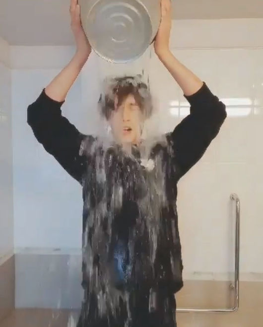 Actor Park Hae-jin joins Ice bucketchallenge 2018Park Hae-jin wrote on his Instagram account on Thursday: Hello, its Park Hae-jin.I was named by Actor Nana and joined Ice bucketchallenge. I heard that the first nursing hospital in Korea will be built for the Rugeric people, and I hope that you will be treated in a better environment and I will always support you.I need the interest and love of many people. In the public footage, Park Hae-jin was involved in a challenge with ice water.Those who will continue the challenge with me are Actor Jo Dong-hyuk and MC Boom, and finally NUESTs Ren.Previously, Nana was named Actor Lee Ju-yeon and named Park Hae-jin, Kwak Si-yang and Lee Ki-woo as the next challenger.Meanwhile, Park Hae-jin recently played a limited role as a guest in Netflixs new original Youre the Beginner!Ice bucket challenge was first launched in the United States in 2014 to raise interest in Lou Gehrigs disease and to raise donations.The movement, which shares video footage of the ice water being turned over, spread across the world on the SNS.Ice bucket challenge is a way for participants to point out three next runners, accept this challenge within 24 hours, and donate $ 100 to the Seungil Hope Foundation to build a Lou Gehrig Hospital.Park Hae-jin SNS.
