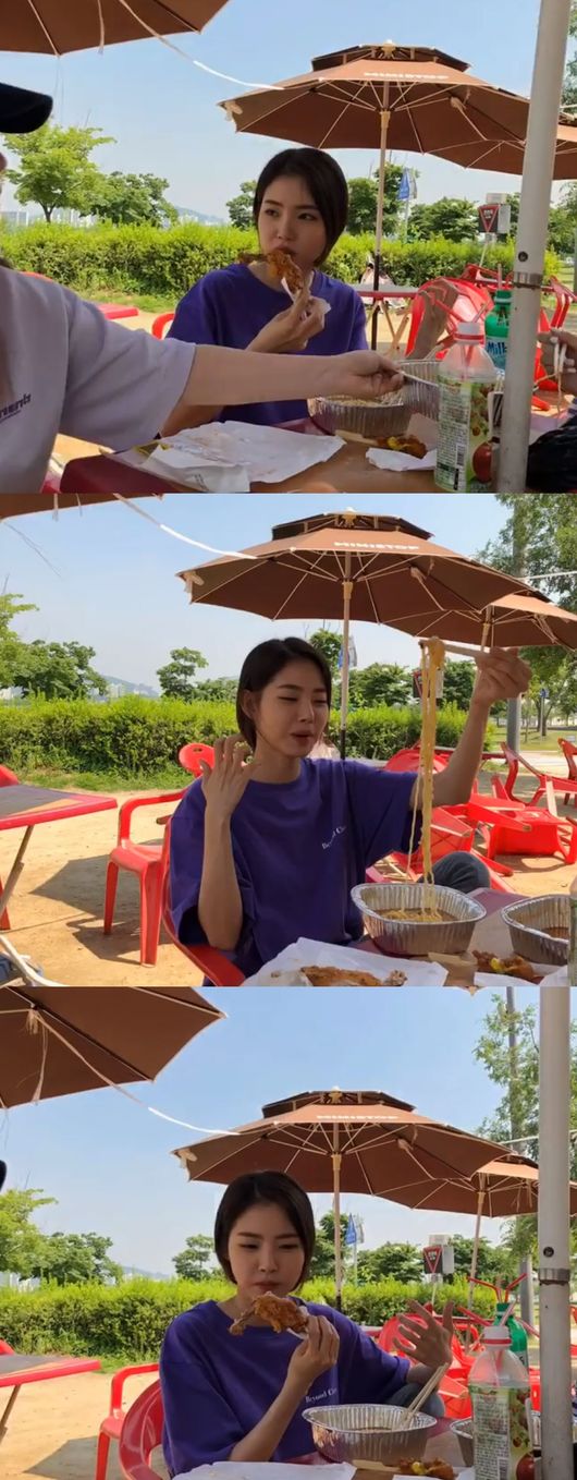 Actor Hwang Seung-eon reveals affection for Chicken and RamyeonHwang Seung-eon said on his 6th day, I did not eat fried ramen and I did not look at ramen, but when I lived, I wanted to see what it was all for, and I thought it was important to be happy now.She added, # Life Dilemma # Genie Sam Diet # Stop it and talk about it.In the public footage, Hwang Seung-eon is eating chicken and ramen with joy and attracts Eye-catching.Meanwhile, Hwang Seung-eon has confirmed the casting of MBCs new tree drama Time, which will be broadcast first in July.She will appear as the only daughter of the chaebol leader and fiance of Chun Soo-ho (Kim Jung-hyun), the son of the total number of top 10 in the business world.It has a perfect body, atmosphere, and cool personality with steady management, but it has never lost or lost, and it is a person with a high nature and a high nature.Hwang Seung-eon SNS.