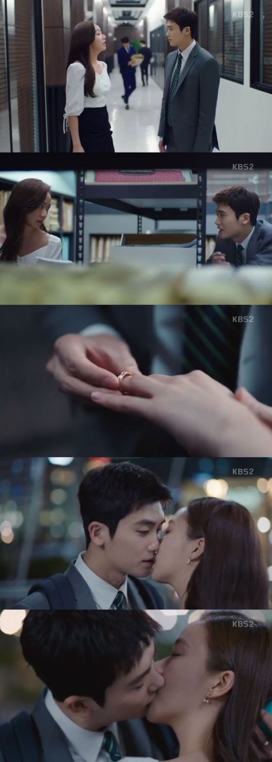 On the 6th KBS 2TV drama Suits (playplayed by Kim Jung-min and director Kim Jin-woo, and produced by Monster Union Entertainment Pictures), the love affair between the high Yeon Woo (Park Hyung-sik) and Ji-na Kim (Ko Sung-hee) began in earnest.On the show, the late Yeon Woo broke his evening appointment with Ji-na Kim, who was so angry.The late Yeon Woo went to meet Ji-na Kim with a nervous heart.Sorry, are you angry? said the late Yeon Woo, while Ji-na Kim said, Yes, I am, I am angry.Ji-na Kim said, Its not just a promise, but if you can not contact me like that, you are worried about people.Did you worry about me? He said, Im sorry, but the good thing is true again. It seems like you are dating.After that, the high-ranking Yeon Woo left the post saying, I have dinner tonight. Ji-na Kim stayed alone and said, If you kissed, youre dating. Are you a jerk?That evening, Go Yeon Woo took Ji-na Kim to dinner with Grandmas Boy.Grandmas Boy of the high-Yeon Woo said, Yeon Woo has only one person who likes the company.We are a good fellow, push and do well, he said to Ji-na Kim.After eating, I and I walked down the street and Goe stopped for a while, then turned my back and pulled out the coupling and presented it to Ji-na Kim.When Ji-na Kim said, Is this not a proposal?, the high-ranking Yeon Woo said, Not that far.I also care about Ji-na Kim and want to know, said the high-ranking Yeon Woo, putting a ring on Ji-na Kims finger.Ji-na Kim then approached the high-Yeon Woo and kissed him, who said, What would you do? Ill give you a kick, push you, listen to the adult.So the high Yeon Woo laughed and kissed Ji-na Kim again.