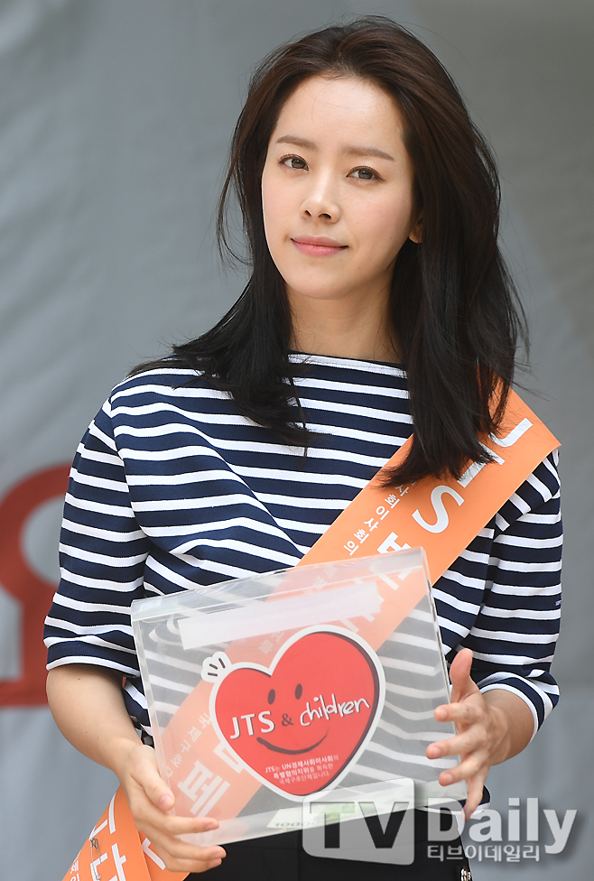 Actor Han Ji-mins agency announced the story of readings at Memorial Day.On the 6th, an official of BH Entertainment said, Han Ji-mins Memorial Day was decided a month ago.I received a proposal from the Ministry of Patriots and Veterans Affairs, and Han Ji-min decided to attend without any trouble. The official said, Han Ji-min is currently filming a new drama Knowing Wife, and he received a proposal for a lecture and prepared a reading Event during the drama shooting. He said.This is not the first time Han Ji-min has participated in public interest Events.He encouraged public voting by participating as No Garranty in the 0509 Rose Project ahead of the 19th presidential election on May 9, 2017, and showed enthusiasm by posting a promotional video voluntarily through personal SNS as the project team launched another campaign to encourage voting ahead of the 6.13 local elections a week ahead.He also participated in volunteer activities at the Alawon in Oji Village, Philippines in 2009 with drama writer Noh Hee-kyung and actively participated in domestic and overseas service and relief activities.An official of the agency said, Han Ji-min wants to participate as long as it is a schedule for public and good Events.Especially, I am participating as much as I can schedule, but I am completely respectful of the actors will as an agency. Han Ji-min attended the 63rd Memorial Day memorial service held at the National Daejeon Civic Center located in Gap-dong, Yuseong-gu, Daejeon, on the morning of the 6th.He read in a calm voice the poem of Sister Lee Hae-in, Let us all be green peace.Actor Ji Chang-wook, who is currently serving in the military, attended the ceremony and suggested the national anthem.Han Ji-min is currently in the midst of filming the cable TV TVN new drama Knowing Wife. It will be broadcast for the first time in August.