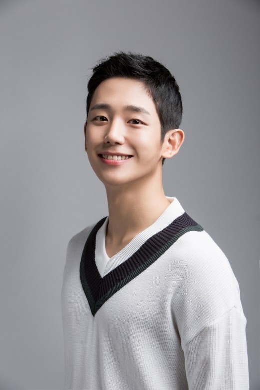 Park Na-rae, a gag woman who sent a love call to Actor Jung Hae In, Baro Come in the official position.Jung Hae In answered the invitation of Park Na-rae, even if it was late.Jung Hae In was asked at the JTBC Drama Beautiful Sister who buys rice well interview, I was invited to Naraba and is willing to go.Park Na-rae, who was the winner of the 54th Baeksang Arts Awards in May, was stylish with a colorful blue dress.When Yang Se-hyeong mentioned the costume, Park Na-rae said, I have been paying attention to today because today is a great opportunity to invite a VIP member of Narava.Last year I failed to get Park Bo-gum, but this year I think it is this year. Park Na-rae said, I want Mr. Son Ye-jin to buy rice these days, but I will not eat it there, but I will do it as a rice. Come to my house.Just body and body, he said, making the scene into a laughing sea.Jung Hae In laughed, wrapped around his face, so Park Na-rae was desperate to say, I dont think its delivered.A few weeks later, Jung Hae In was asked about the invitation to Naraba during an interview.Jung Hae In said, If you invite me formally, I would like to thank you. I would like to visit Park Na-rae first and greet you before going to Naraba.I am really grateful that you mentioned me at the awards ceremony, but I did not say good-bye. I will meet you first, he said.