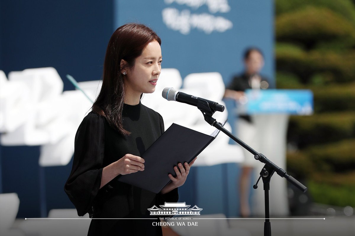 On the 6th, Blue House released photos of actor Han Ji-min, singer Choi Baek-ho, and actors Ji Chang-wook, Joo Won, Siwan, and Kang Ha-neul in the 63rd Memorial Day memorial service held at the National Daejeon Civic Center on Twitter Inc.On this day, Han Ji-min read a memorial tribute poem by Sister Lee Hae-in, Let us all be green peace. She wore a black costume and read the memorial tribute in a calm voice.Choi Baek-ho also sang singer Kim Min-kis Song of Old Soldiers as a memorial song; Ji Chang-wook, Joo Won, Siwan and Kang Ha-neul joined together.On the other hand, it is only 19 years since 1999 that the Memorial Day memorial ceremony will be held at Daejeon Civic Center, not Seoul Civic Center.The Memorial Day memorial ceremony was on the theme of 428030, I remember you in the name of Korea.Photo: Blue House Twitter Inc.