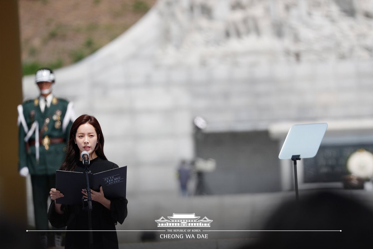 On the 6th, Blue House released photos of actor Han Ji-min, singer Choi Baek-ho, and actors Ji Chang-wook, Joo Won, Siwan, and Kang Ha-neul in the 63rd Memorial Day memorial service held at the National Daejeon Civic Center on Twitter Inc.On this day, Han Ji-min read a memorial tribute poem by Sister Lee Hae-in, Let us all be green peace. She wore a black costume and read the memorial tribute in a calm voice.Choi Baek-ho also sang singer Kim Min-kis Song of Old Soldiers as a memorial song; Ji Chang-wook, Joo Won, Siwan and Kang Ha-neul joined together.On the other hand, it is only 19 years since 1999 that the Memorial Day memorial ceremony will be held at Daejeon Civic Center, not Seoul Civic Center.The Memorial Day memorial ceremony was on the theme of 428030, I remember you in the name of Korea.Photo: Blue House Twitter Inc.