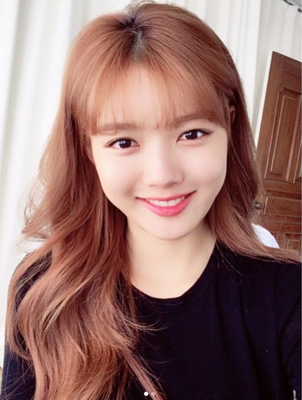 Actor Kim Yoo-jung joined the Ice Bucket Challenge, but instead of an ice shower, he made his mind Donation.Kim Yoo-jung left a handwritten message on his Instagram on the 6th.Kim Yoo-jung said, Thanks to Kim Boras sister, I participated in the Ice Bucket Challenge Lindsey Vonn. I heard that Seungil Hope Foundation is making a lot of efforts to build the first Lou Gehrig Nursing Hospital in Korea. Kim Yoo-jung said, Please give me a lot of attention until the day of completion and cheer me all together. I also hope that you will continue to have a lot of interest after the construction of Lou Gehrig Nurseing Hospital.I will support you too. I will join you with Donation instead of ice shower. Kim Yoo-jung is preparing to meet with viewers with JTBC new drama Once clean up hot.Photo: Kim Yoo-jung SNS