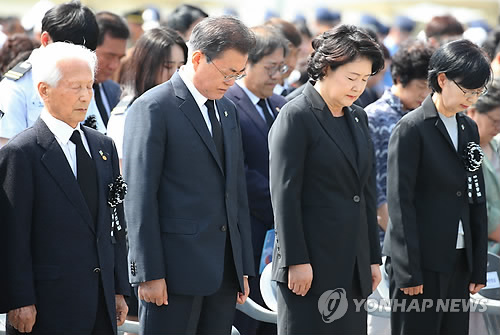 호국 영령을 기리는 묵념하는 문 대통령 내외 (대전=연합뉴스) 황광모 기자 = 문재인 대통령과 부인 김정숙 여사가 6일 오전 대전 현충원에서 열린 제63회 현충일 추념식에서 호국 영령을 기리는 묵념을 하고 있다.    hkmpooh@yna.co.kr