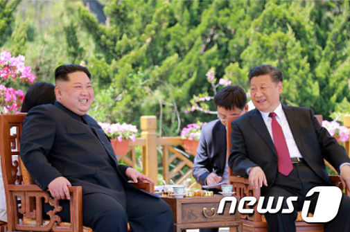 지난달 7일부터 8일 중국 다롄에서 이뤄진 김정은 북한 국무위원장과 시진핑 중국 국가주석과 의 2차 북중정상회담. (노동신문) 2018.5.9/뉴스1