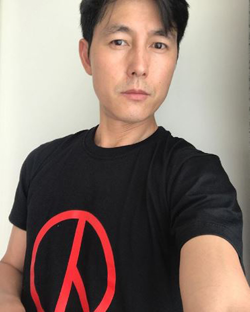 <p>Actor Jung Woo-sung joined the Ice bucket challenge. With this along with 6. 13 South Korean local elections, 2010 urged the vote to bring warmth.</p><p>On July 7, Jung Woo-sung posted images participating in the Ice bucket challenge on his own instruments and South Korean local elections, 2010 preliminary balloting certification shots.</p><p>Jung Woo-sung in the released video I was supposed to participate in the Ice bucket challenge for ALS Fan Ou with the appointment of Yo Jing. Afterwards, When I was nominated, I did not respond directly abroad, I will support your concern and support for society.</p><p>Initially, we will ask your concern until the completion of the ALS medical hospital, after that, I mentioned Gim Wu Sung, Ko Asson, Besongo to those who will be nominated. Then I shower on my head and Ice bucket challenge with water.</p><p>This time the Ice bucketchallenge is the first campaign for the construction of ALS medical hospital in Japan, and many stars such as Park Dukesaku, Ayu, Shinhwae Sung, Park Hye Jin and others are participating on singers option on the 29th of last month.</p><p>Jung Woo-sung also reported a message urging voting along with the Ice bucket challenge authentication shot, showing the face of concept actor.</p><p>Meanwhile, Jung Woo-sung refrains from releasing the movie Human wolf.</p><p>Photo ㅣ Jung Woo-sung SNS</p>