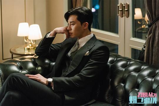 Kim Secretary, Rocco behind the exciting pack reverse romanceWhy? Why would Kim do that? Lee Yeongjun, vice president of narcissist, who seems perfect for everything that appeared in a social-party-like gathering.He sits on the couch and talks to himself, though, with the eyes of all the women, and there is a sense of embarrassment that seems to face something that is beyond understanding.He can not accept that Park Min-young, secretary who has been taking care of all of his things for nine years, suddenly declared Leave.From the unique preview phrase Leave Milldang Romance, it was clear that the TVN new drama Why is Secretary Kim doing it?It was enough to create the expectation that it would not be just such a normal romantic comedy.Of course, if you have already encountered this work as a webtoon, you would have known the color difference of this romantic comedy early on.The opposite relationship is what makes it a different romantic comedy: the vice chairmans own set of liking his secretary seems like another Cinderella story.However, this drama goes beyond the Cinderella story because there is a relationship between the workplace and the workplace for nine years.They have been in a relationship with the vice chairman and secretary for nine years, but now it is a chemical reaction that occurs when the secretary tries to break the relationship.One day, a person who has always existed as a secretary of Kim suddenly reveals his name Kim Mi-so and declares that he will live his life.This is the moment when Vice Chairman Lee Yeongjun, who believed that money and power would keep everything intact, feels embarrassed.Of course, the reversal of this relationship is somewhat exaggerated and there is a mixture of romantic comedy fantasy, but this similar situation is probably not unfamiliar to those who have experienced work.That is, those who had to take everything in the companys upper and lower relations could have had the experience of overturning the relationship just once, and thats when they were going to resign.At that time, he will be able to make a declaration in his name, not in the company, Kim Dae-ri, Kim Kwa-jang, and Kim.Lee Yeongjun, vice chairman of the company, is embarrassed and wonders why Secretary Kim is doing so. The conclusion is very strange.So he says he will raise his salary dramatically, pay off his debts, and buy a car and a house, but the reason why Kim declared Leave is not such a realistic problem.That is why I want to live a more fundamental problem, that is, to return the time I have lived as a secretary for nine years and now to live a life as a Kim Mi-so.Choices my life over money, Kim Mi-sos declaration to pursue happiness that is certain even if it is smaller than great success, and his relationship with Lee Yeongjun, who is inverted because of this (and, therefore, he even proposes to catch Kim Mi-so) captures more delight and excitement than romantic comedy.This reversed relationship shows the true value of my existence that I face by spurring it out in our age when all the hierarchy of the world is divided into rich and senior.Is also a work that reflects the way of life of the changed generations.In front of the reality that no matter how hard you try, the present generation, called the so-called abandoned generation, is finally looking for a solution by abandoning the laws of the world.It is only through abandoning the law of the world divided into those who have and those who have not, that I can confirm my value.So, Why is Secretary Kim doing it comes as if asking why young people of our age are doing such Choices through the embarrassment that Vice Chairman Lee Yeongjun faces.Lee Yeongjun may now be looking at the essential problems he had, knowing Kim Mi-so, not Kim, as he is not as secretary.This drama is asking what the life of such a life that I write down Kim Secretary in a nameless name without knowing it is because I am struggling in a sickly upper-class relationship.columnist