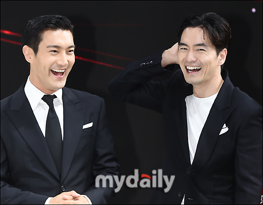 Actor Choi Siwon (left) and Lee Jin-wook are laughing at the press day Audi booth event of 2018 Ji-sung Koo (BIMOS 2018) held in BEXCO, Udong, Haeundae-gu, Busan on the morning of the 7th.