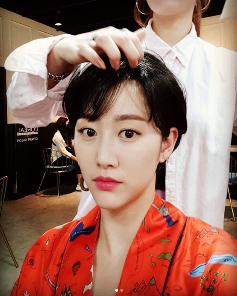 Actor Jeon Hye-bin reveals unconventional Hair styleJeon Hye-bin posted photos and videos of herself on her personal Instagram account on June 7.In the photo and video, Jeon Hye-bin transformed into a short cut style and has a different atmosphere than before.Jeon Hye-bin said, Is the transition Hit too short, but added, Its a wig. Short Cuts is not a thing.Jeon Hye-bin fans who saw this responded such as real head, Goddess Antarctica and Short Cuts are good.Park Su-in
