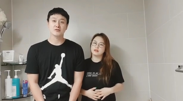 The Wonhyo Kim Sim Jin-hwa couple joined the Ice Bucket Challenge Lindsey Vonn.Sim Jin-hwa released a video of her participation in the 2018 Ice Bucket Challenge with her husband Wonhyo Kim on Instagram on June 7.The Wonhyo Kim Sim Jin-hwa couple said: Lindsey Vonn, the first ice bucket challenge to build the first Lou Gehrig nursing hospital in Korea, has come together with a meaningful challenge.I would like to thank Kim Young-chul for pointing out our couple.  I hope that warm hearts will gather and be a great strength for the people of Hwangwoo and their families, and we also cheered and supported the Lou Gehrig Hospital for safe completion. kim myeong-mi